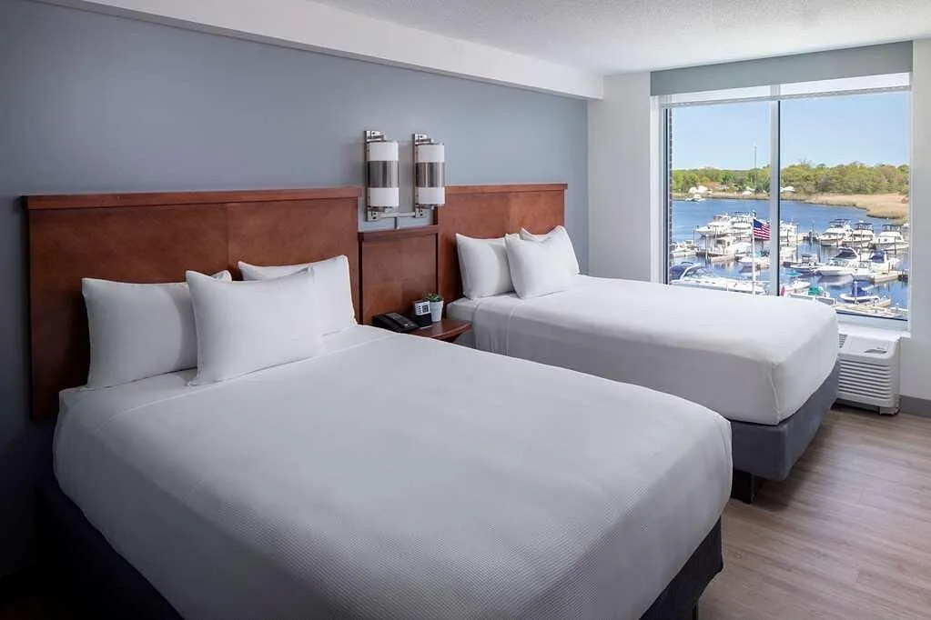 Kamer met twee bedden en uitzicht op de haven in het Hotel Hyatt Place Long Island East End