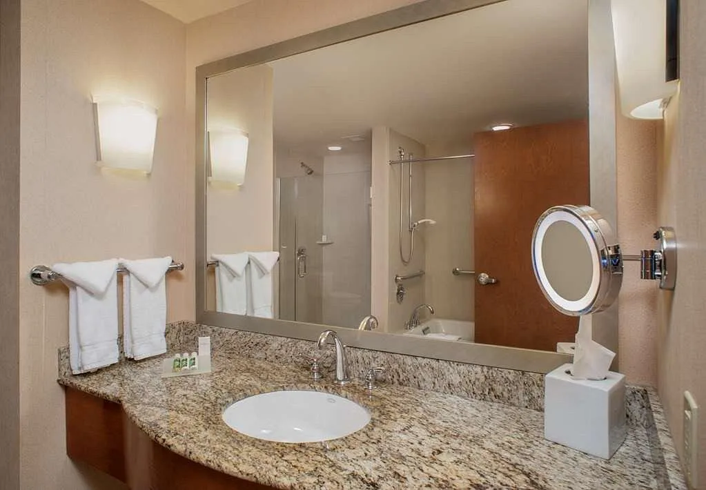 Badkamer in een hotelkamer in het Hotel Hilton Garden Inn Downtown Waterfront
