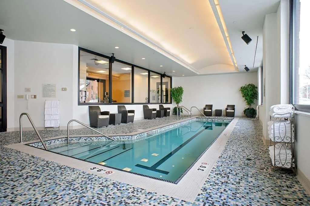 Binnenzwembad naast de fitnessruimte in het Hotel Hilton Garden Inn Downtown Waterfront
