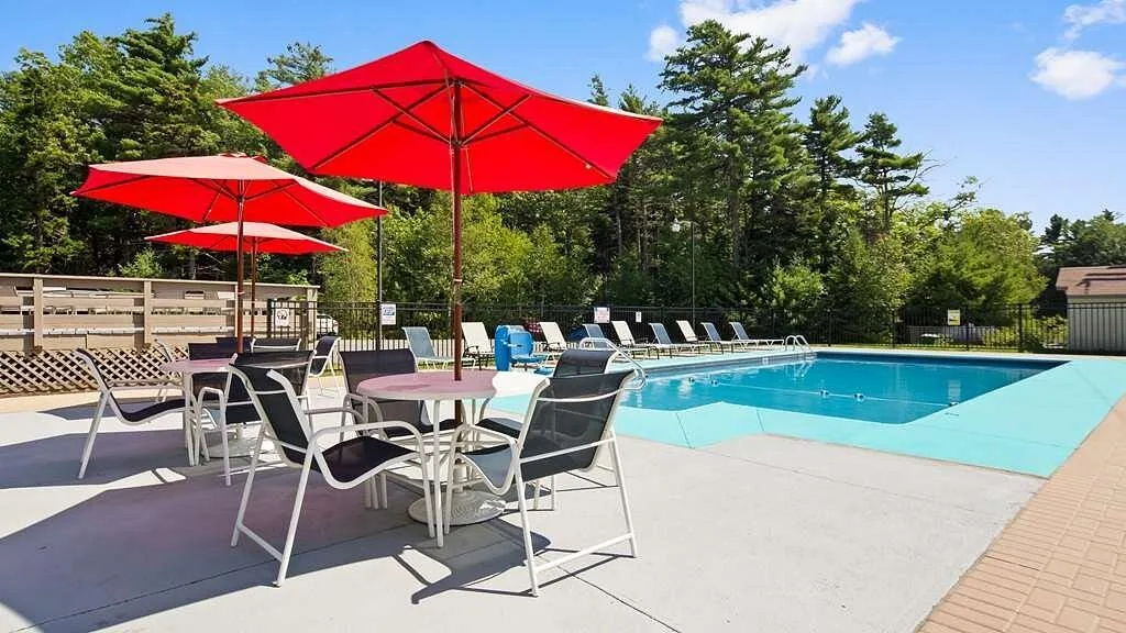 Buitenzwembad met zitplaatsen bij het Hotel Best Western Acadia Park Inn