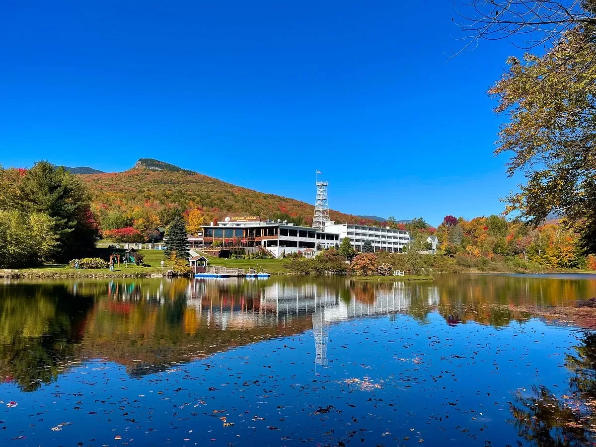 Exterior van het Hotel Indian Head Resort aan het meer