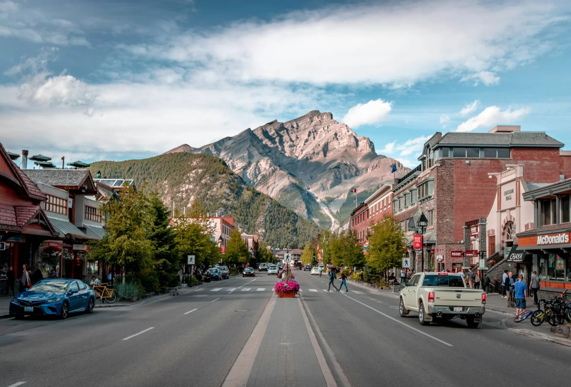 Het centrum van Banff met Cascade Mountain aan het einde van de straat.
