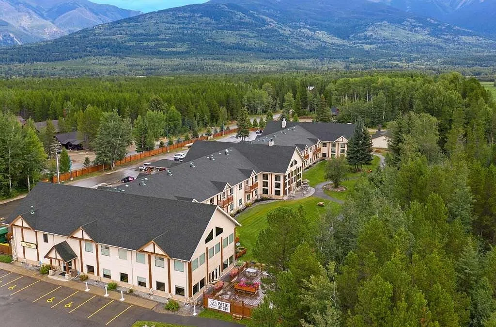 Luchtfoto van het Hotel Best Western Plus Valemount aan de voet van een berg