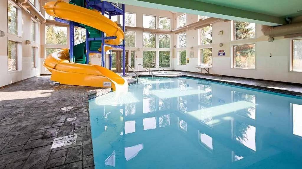 Binnenzwembad met glijbaan in het Hotel Best Western Plus Valemount