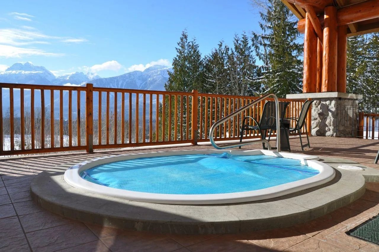 Jacuzzi met uitzicht op de bergen in het Hotel Coast Hillcrest Revelstoke