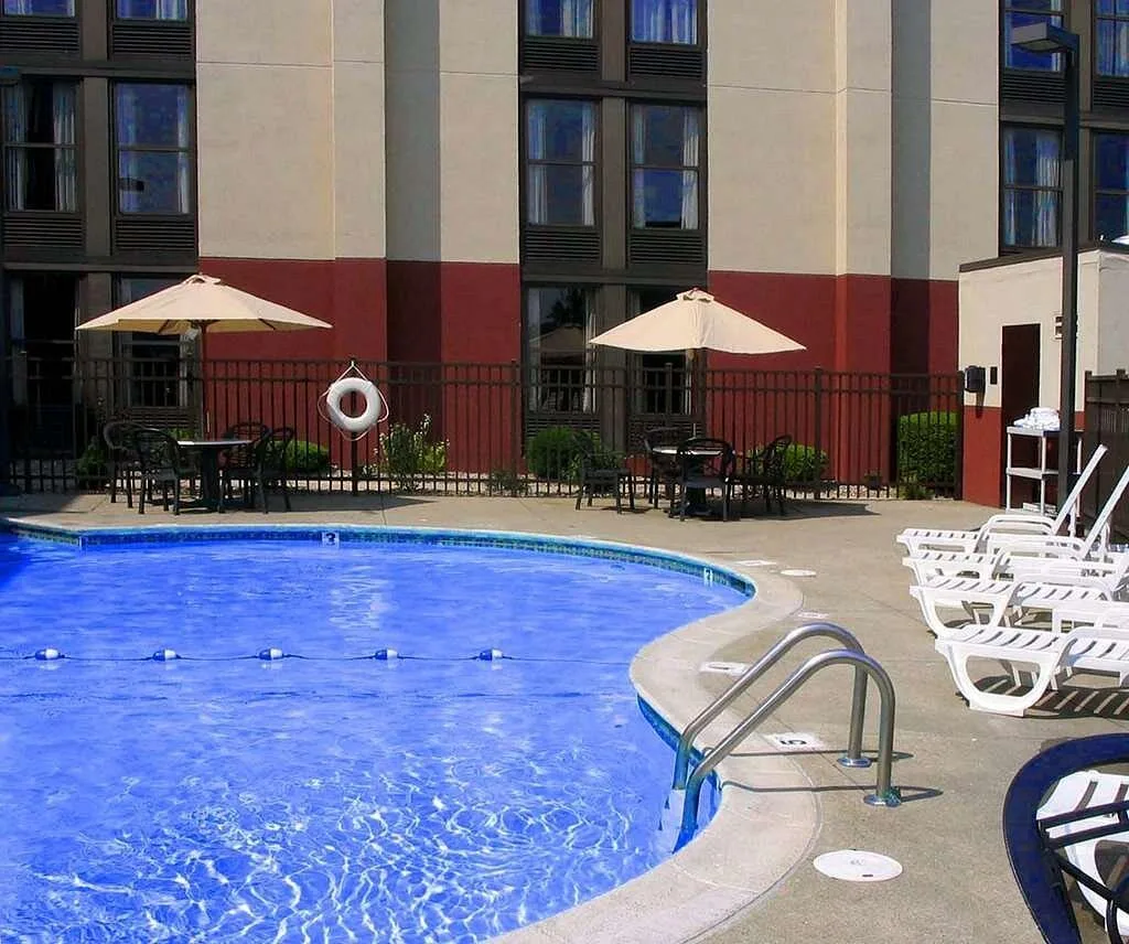 Buitenzwembad bij het Hotel Hampton Inn West Springfield