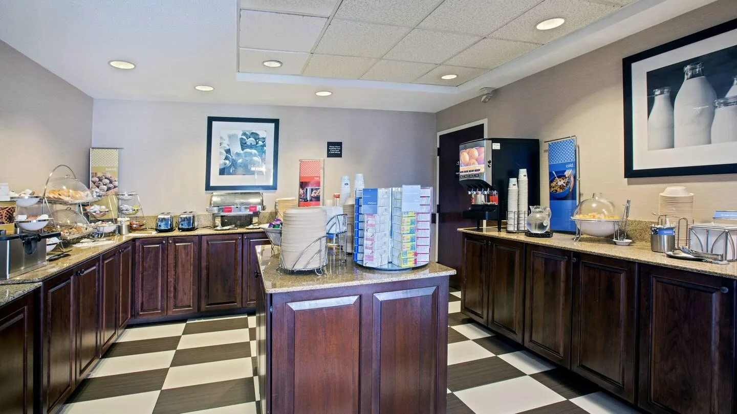 Ontbijtzaal in het Hotel Hampton Inn West Springfield