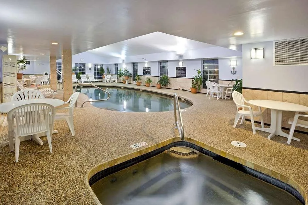 Binnenzwembad met jacuzzi bij het Hotel Hampton Inn Sturbridge