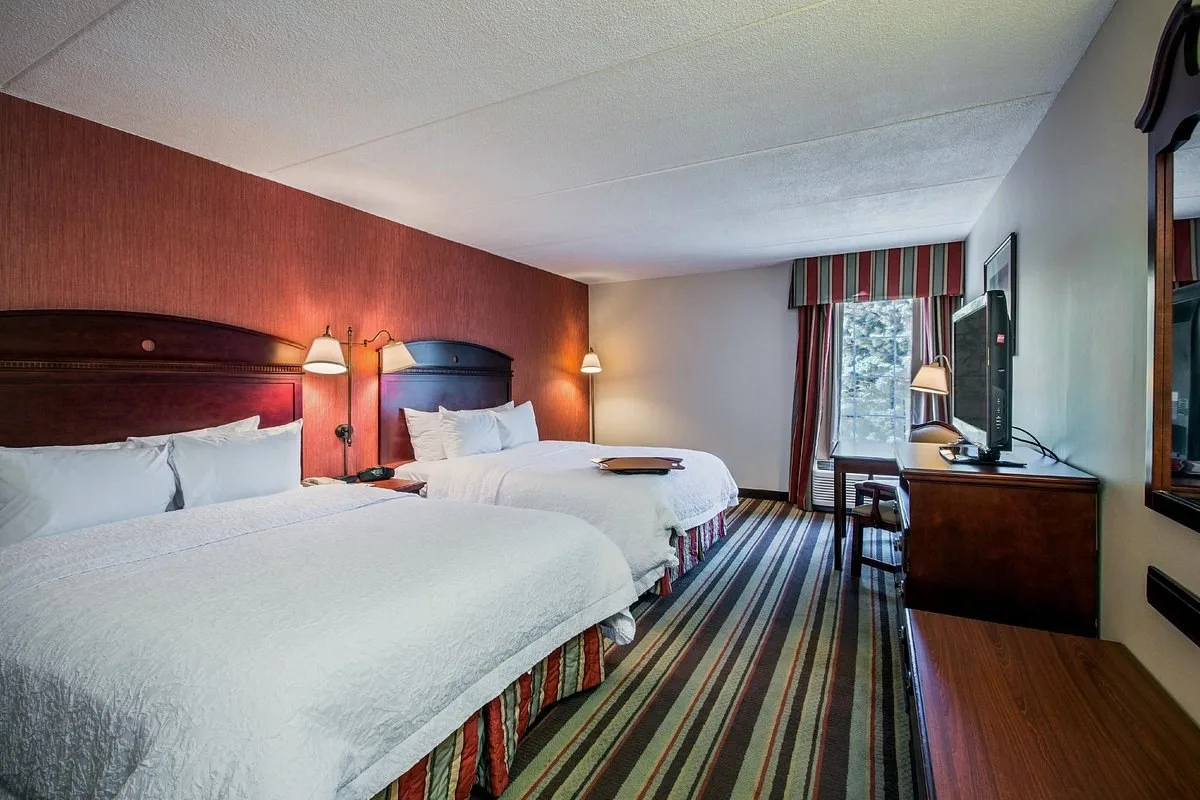 Standaardkamer met twee aparte bedden in het Hotel Hampton Inn Sturbridge