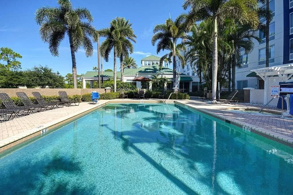 Buitenzwembad met ligbedden bij het Hotel Hilton Garden Inn Fort Myers