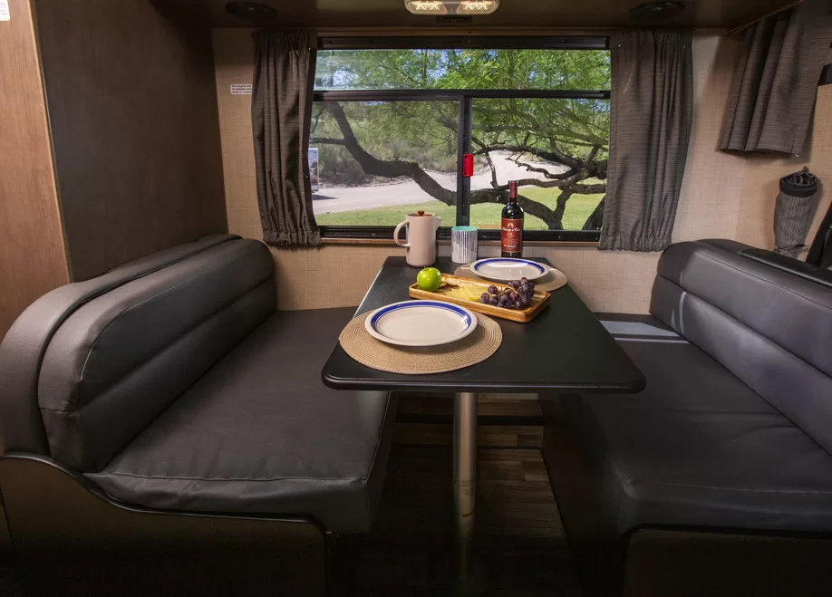 Eethoek van de C19 camper van Cruise America/Canada