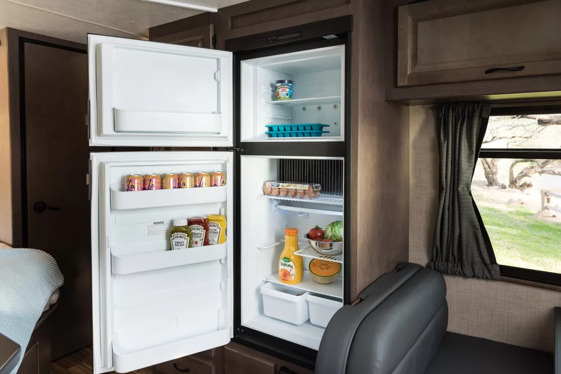 Een koelkast in een Cruise America camper
