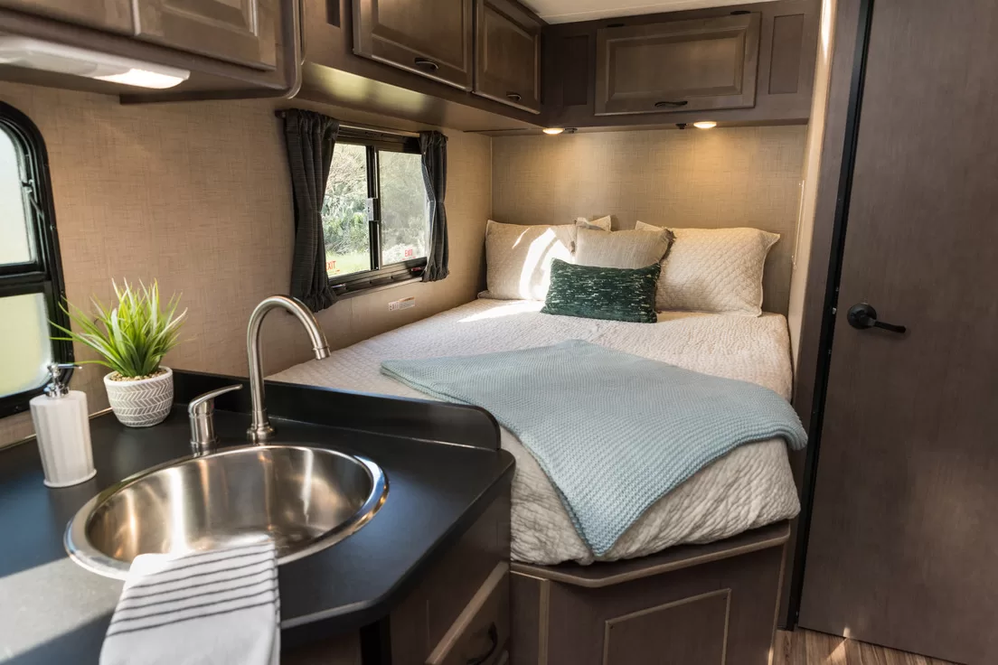 Comfortabel tweepersoonsbed in een Cruise America camper, ideaal voor een vakantie on the road