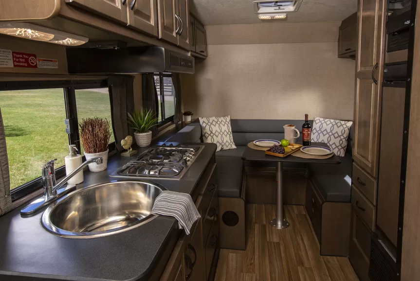 Een keuken in een Cruise America camper