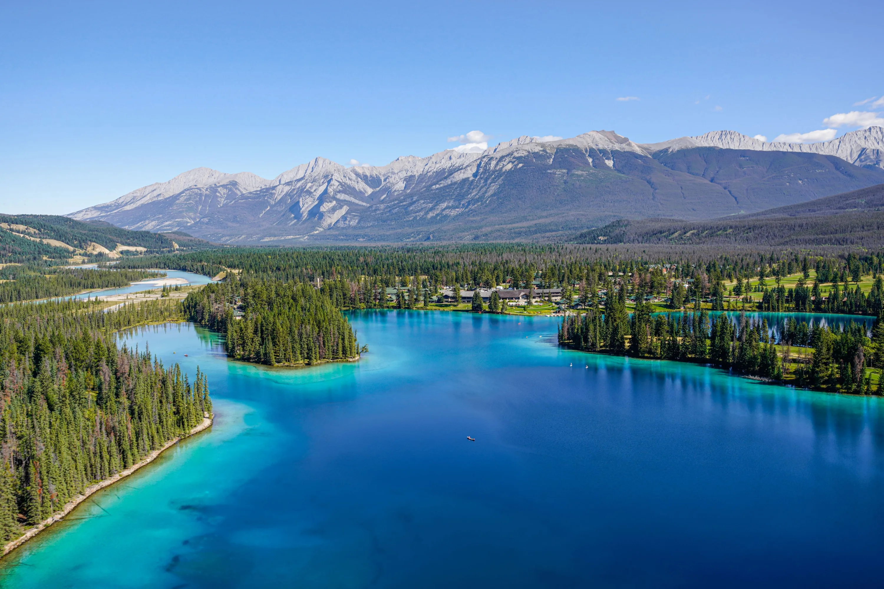 Uitzicht over Pyramid Lake in Jasper National Park in Canada