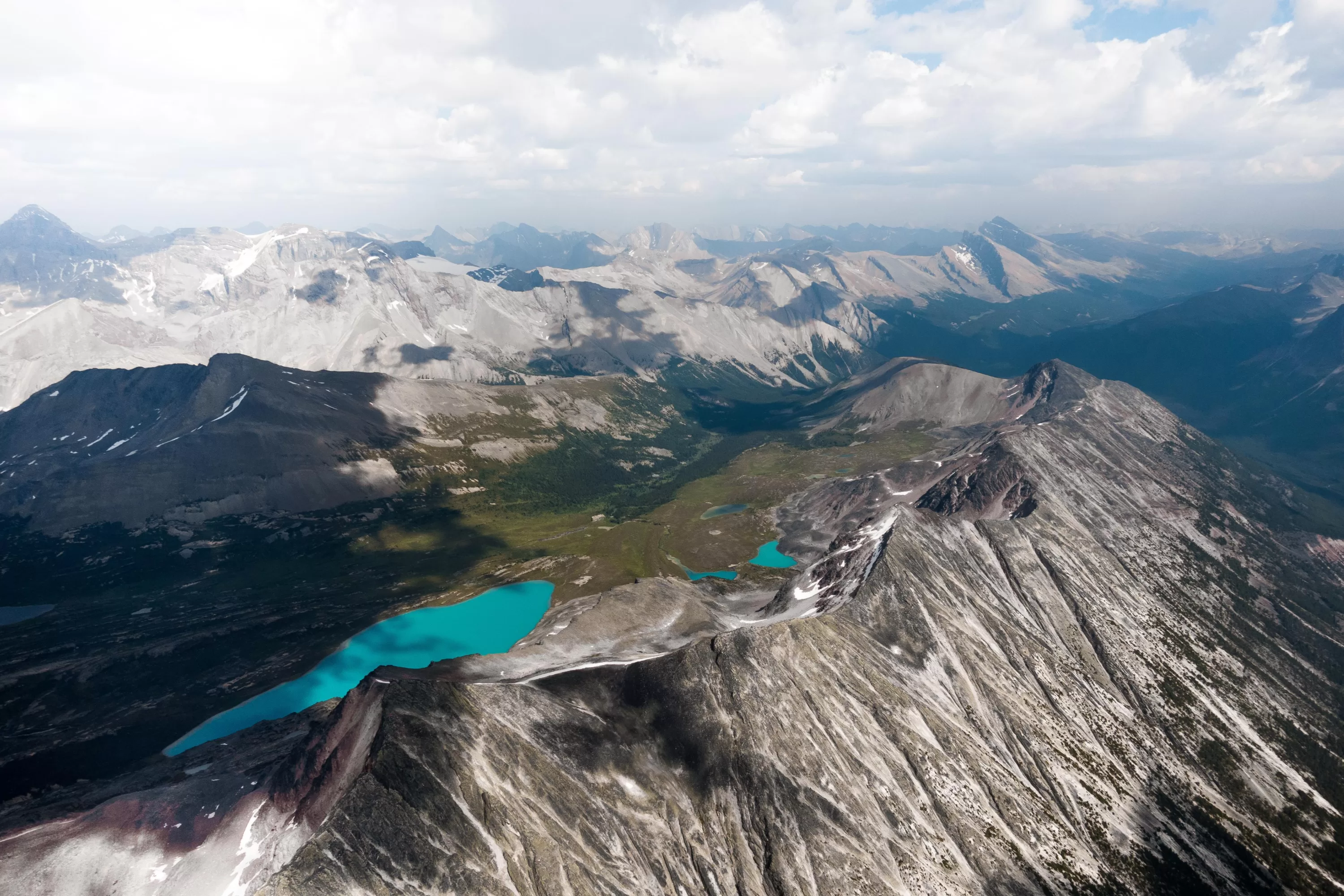Luchtfoto van de bergen en turquoise meer van Jasper National Park in Canada
