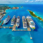 Een cruiseport met allemaal cruise schepen in Nassau, Bahama's