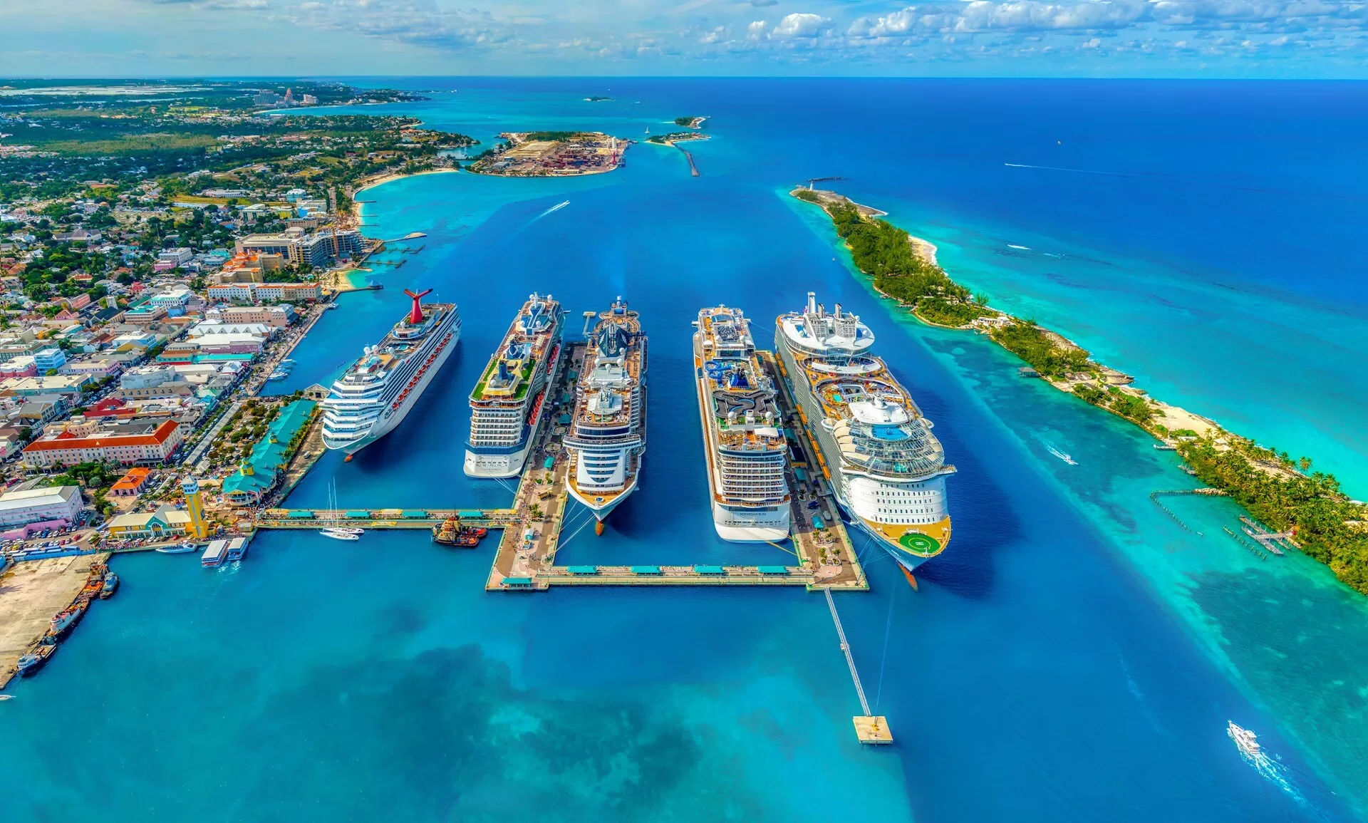 Luchtfoto van 5 cruiseschepen in de haven van Nassau, Bahama's