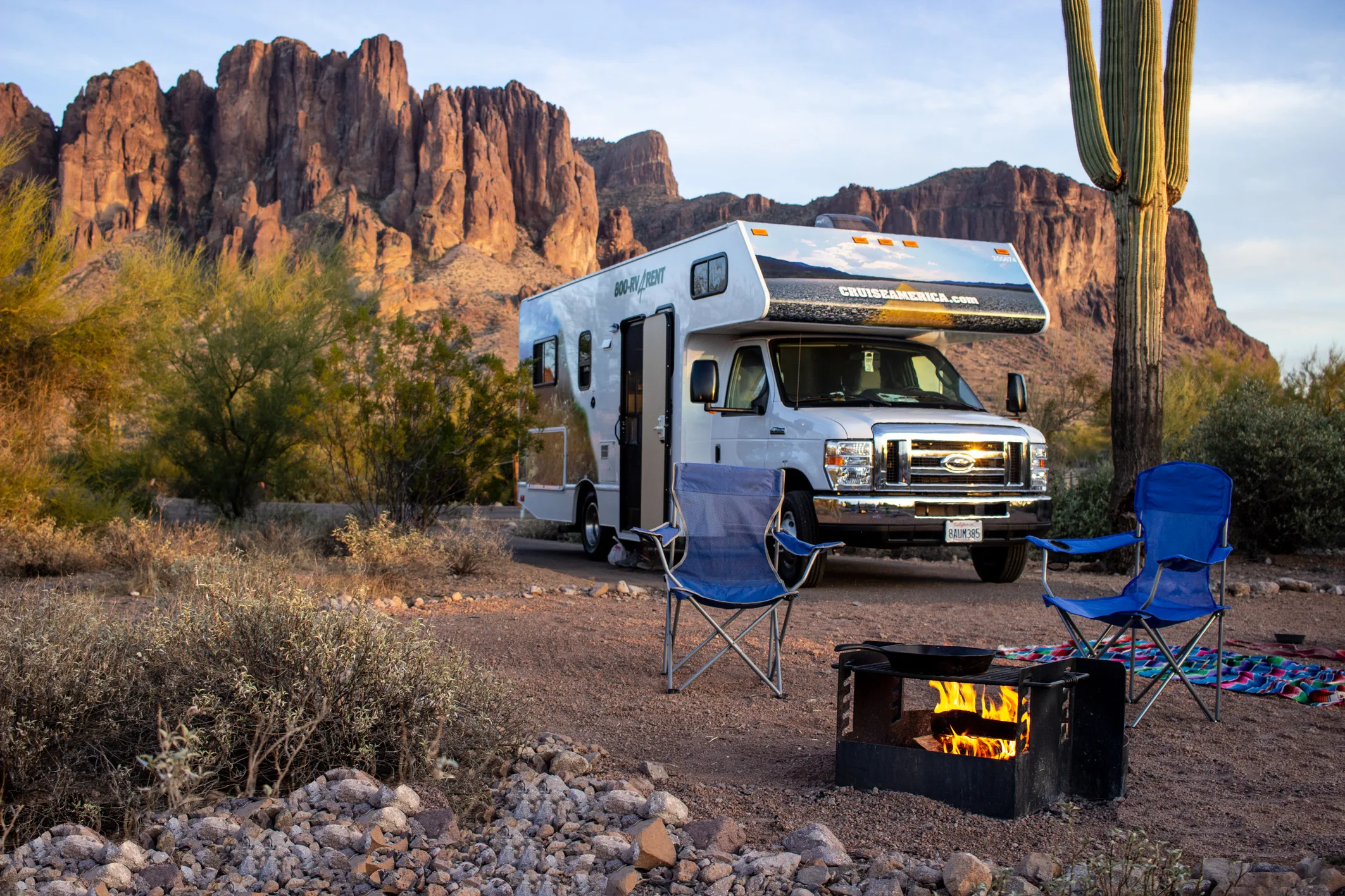 Camper van Cruise Amerika op een kampeerplek omringd door red rocks en cactussen in de staat Arizona