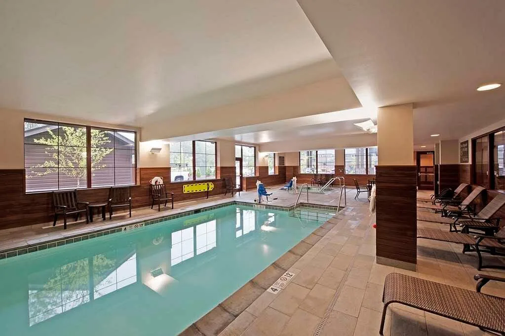 Binnenzwembad van het Hotel Hampton Inn Suites Lake Placid