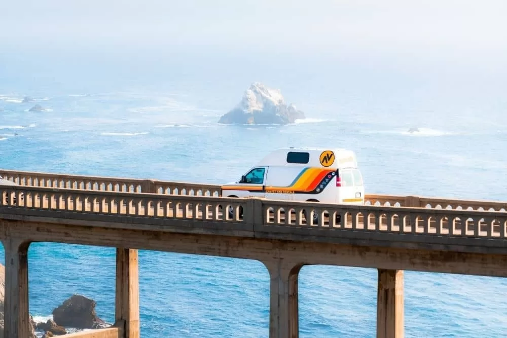 Kuga Campervan rijdend over de brug bij de Big Sur aan de Highway 1 in Californië USA