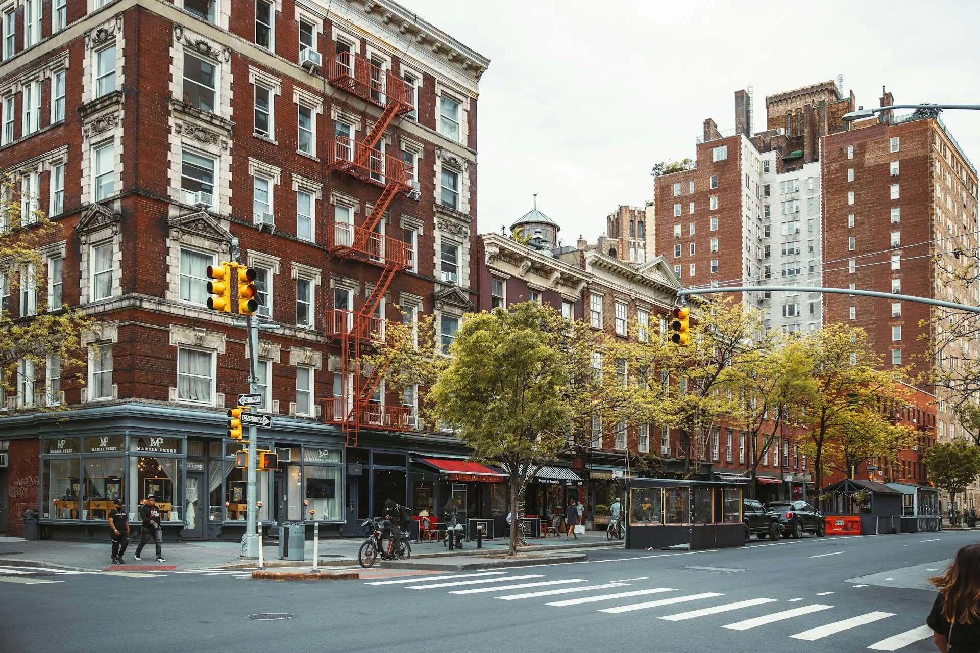 Een rood stenen gebouw op de hoek van een straat in de wijk Soho in Manhattan, New York