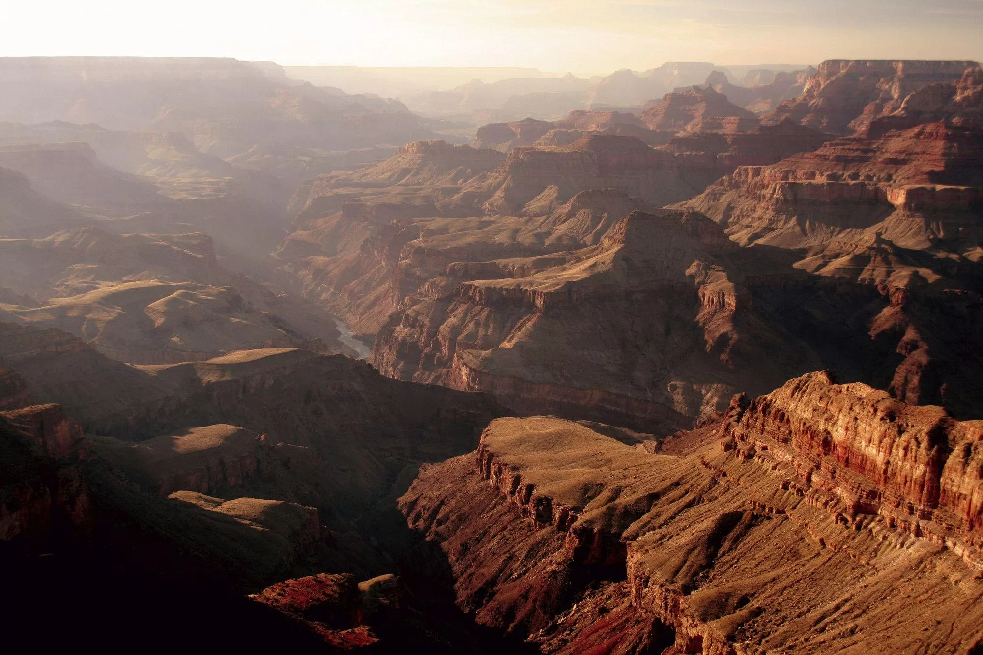 Luchtfoto van de Grand Canyon met kronkelende rivier zichtbaar in het dal tussen indrukwekkende rotsformaties