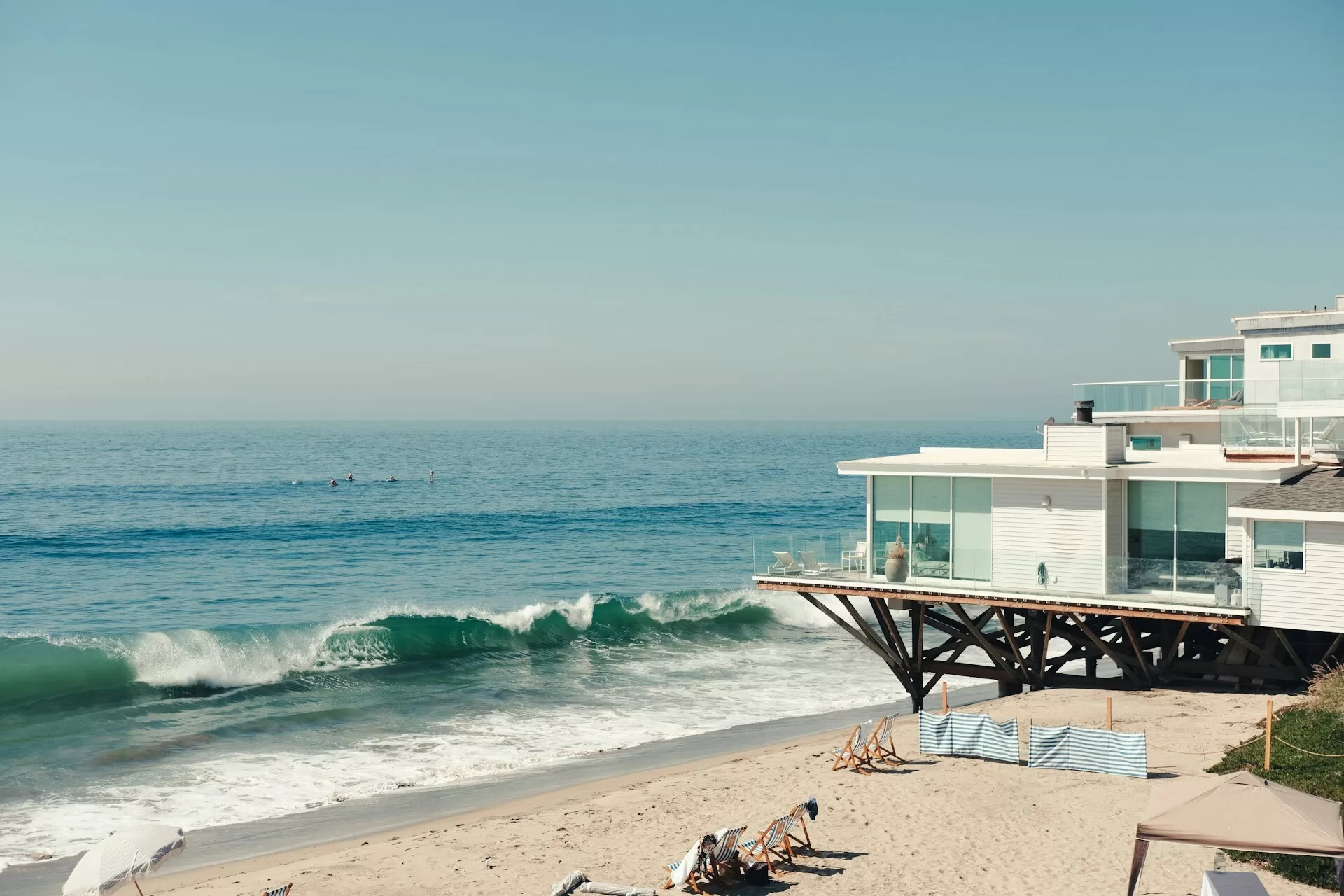 Malibu, Californië, op een zonnige dag, met prachtig strand, de stille oceaan en een brekende golf