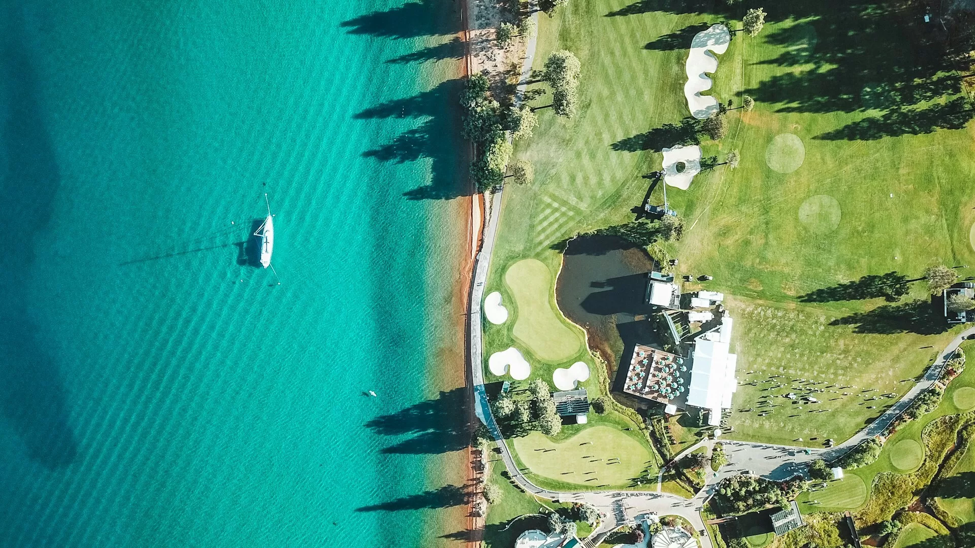 Aerial View van het turquoise water van Lake Tahoe en een golfbaan