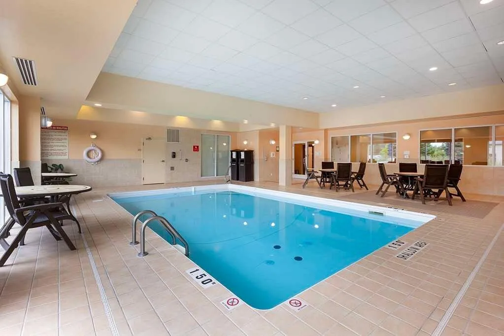 Binnenzwembad in het Hotel Best Western Plus Huntsville