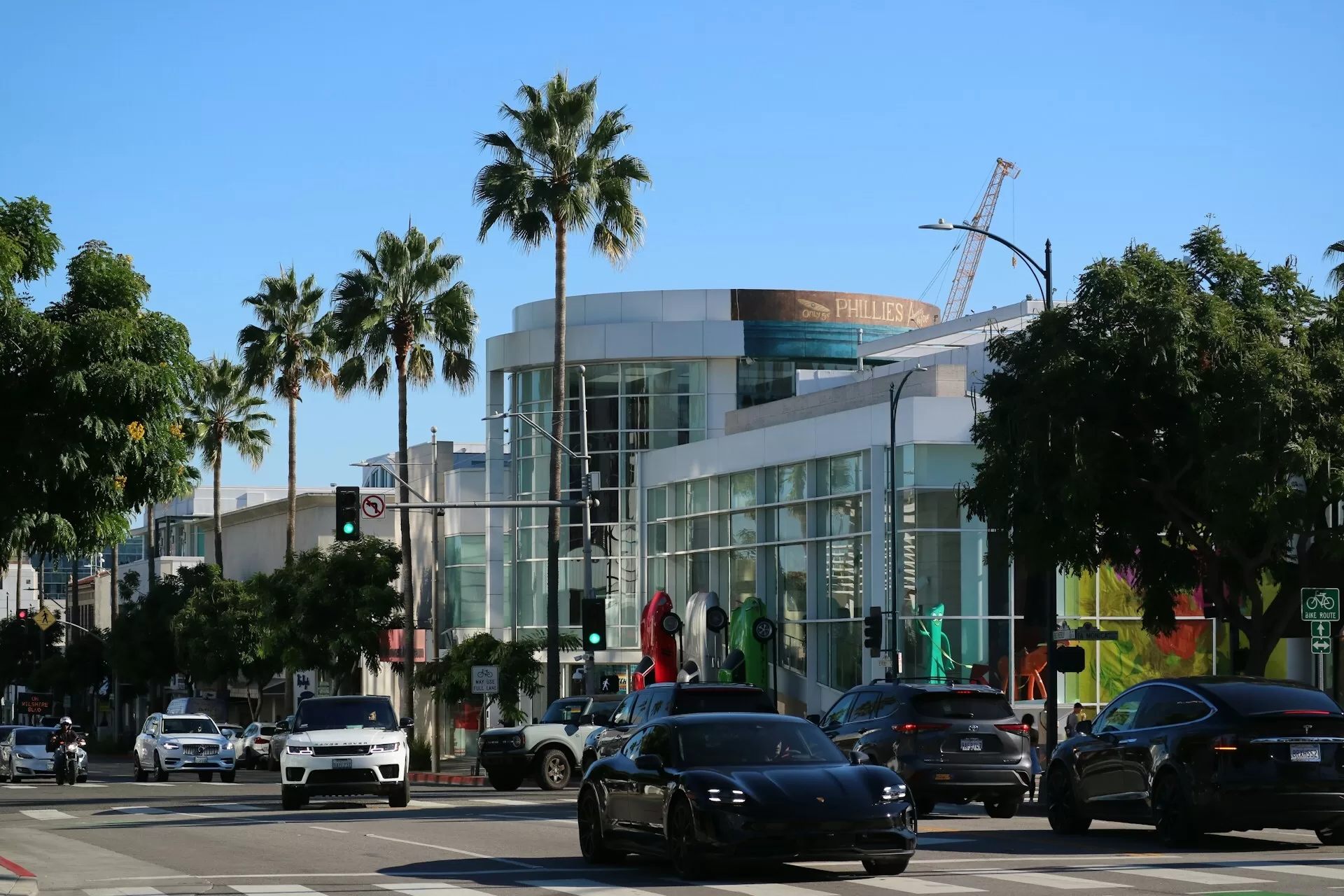 Luxe auto's rijdend langs het Mr Brainwash Art Museum in Los Angeles
