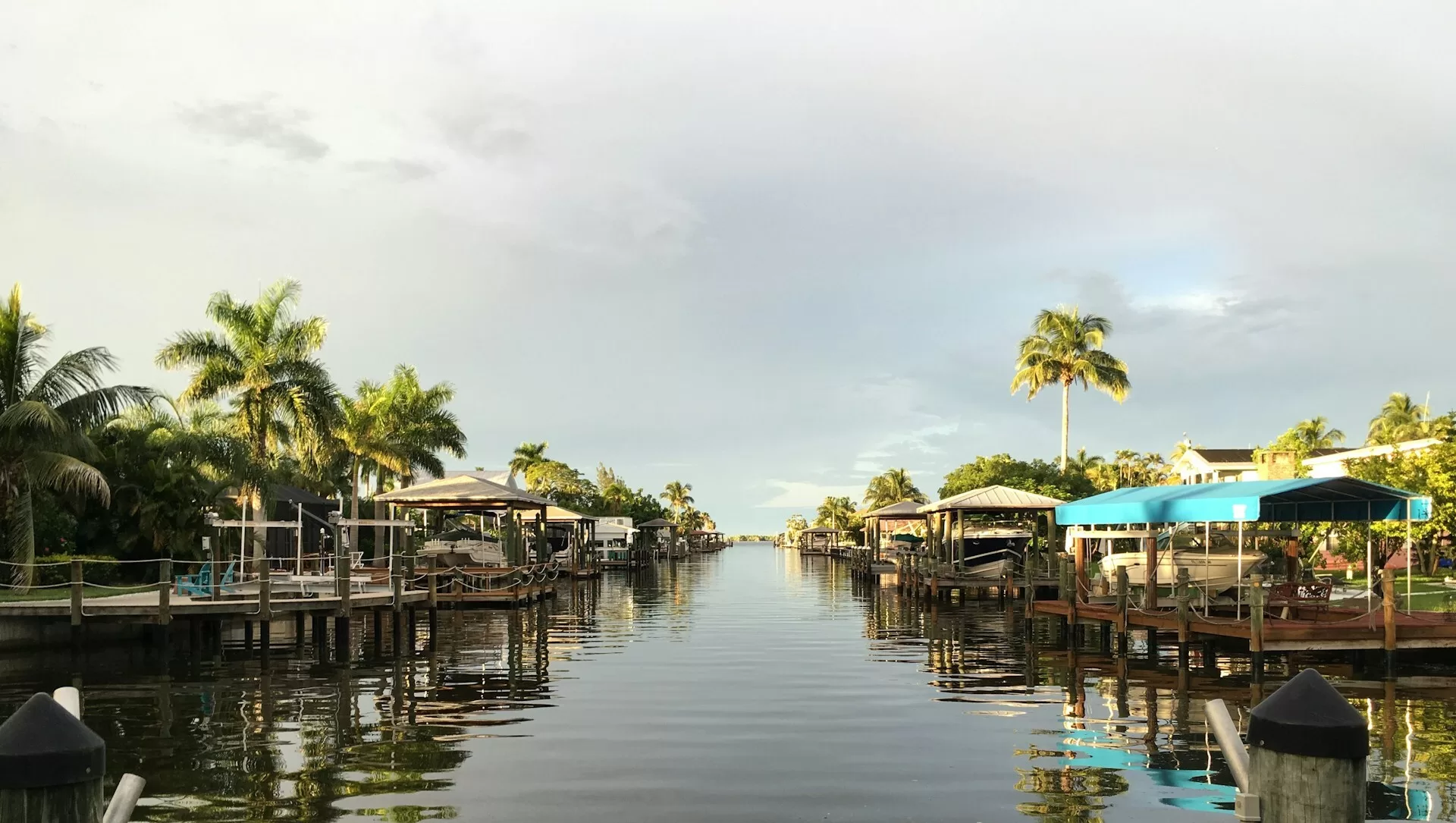 Blik over het water in een jachthaventje van Fort Myers Beach