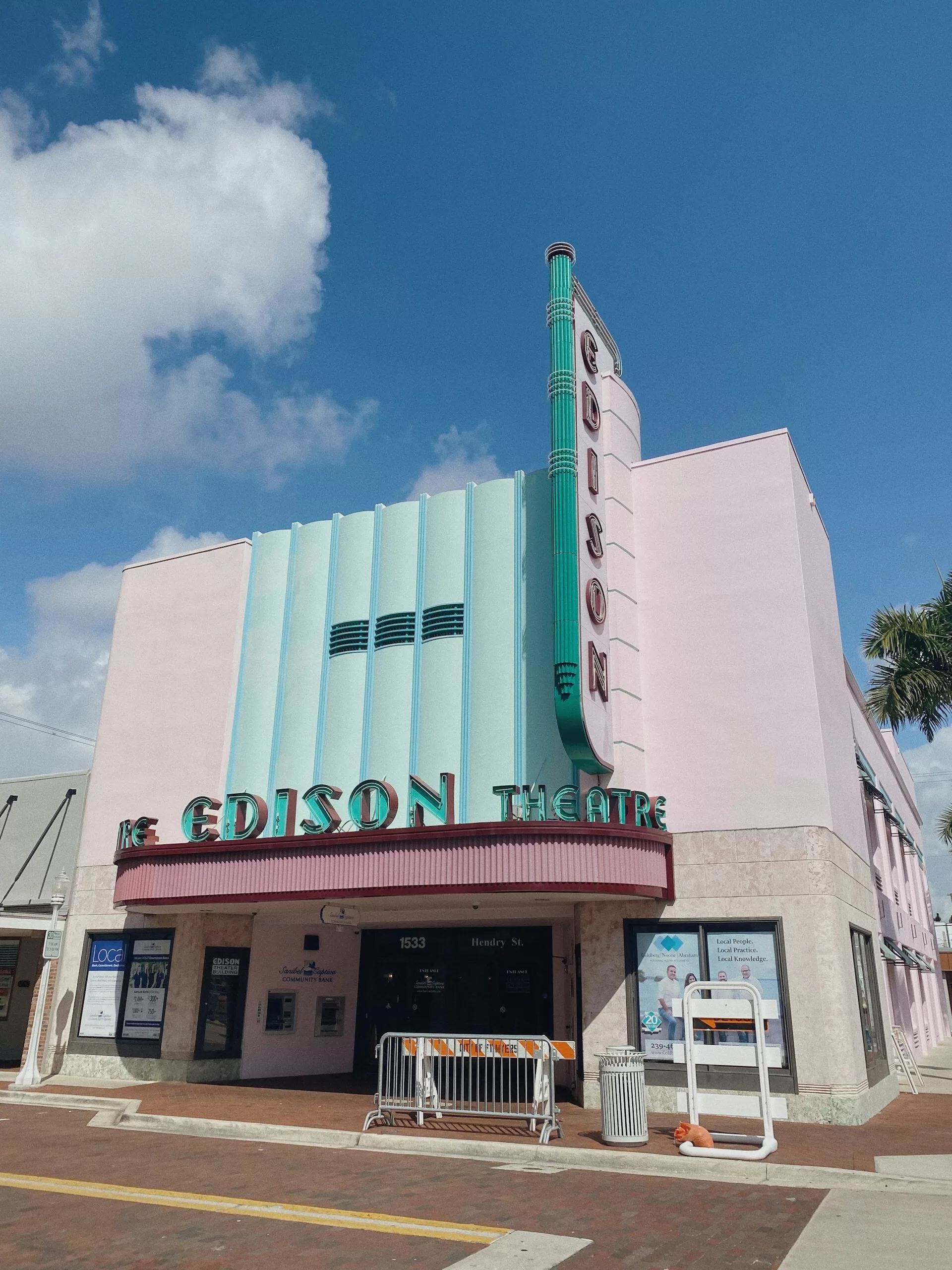 Roze en turquoise gevel van het Edison Theatre in Fort Myers