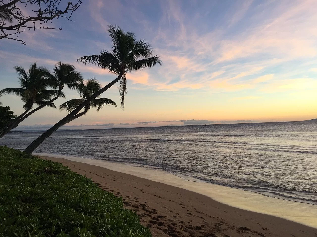 Een strand met palmbomen tijdens een zonsondergang op Molokai, Hawaii