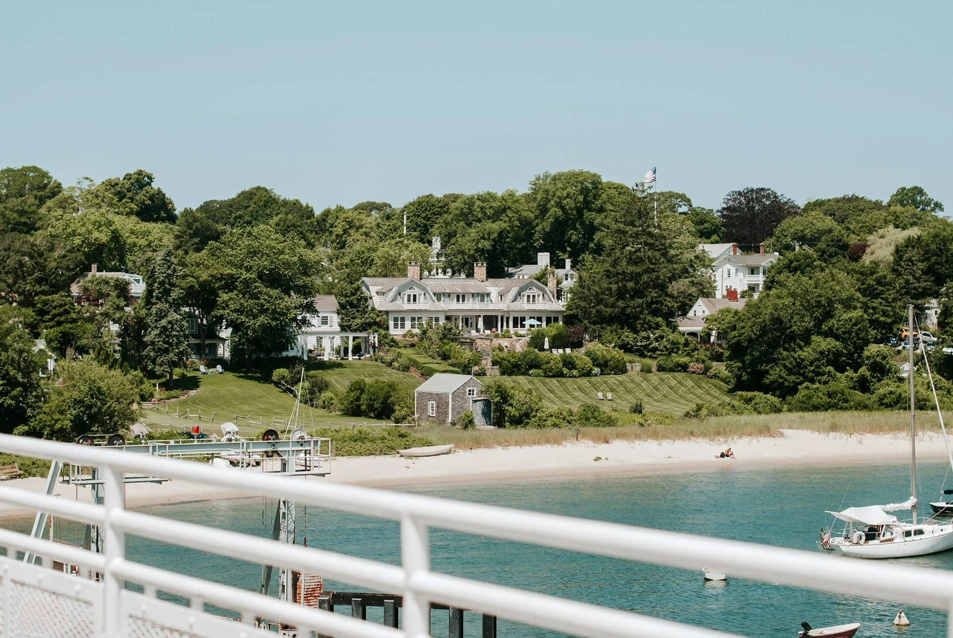 Martha's Vineyard, Massachusetts, op een zonnige dag, met het strand en een charmant dorp