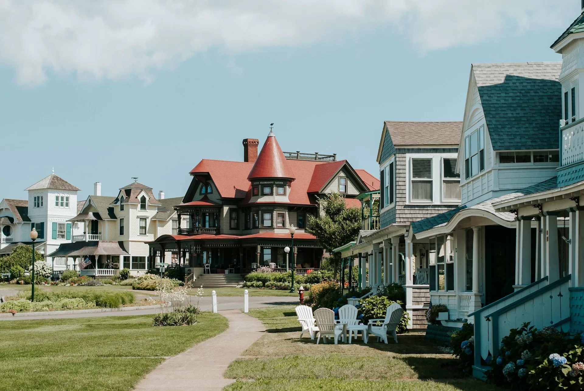 Victoriaanse huizen met Adirondack stoelen buiten op Martha's Vineyard, Massachusetts.