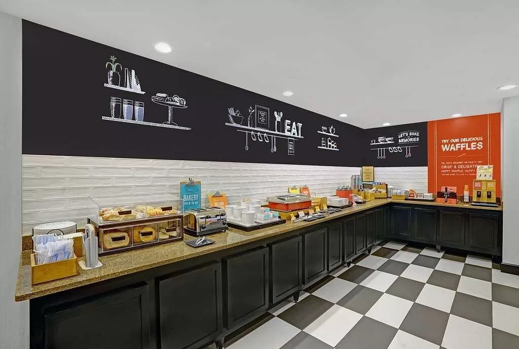 Ontbijtbuffet in het Hotel Hampton Inn Utica