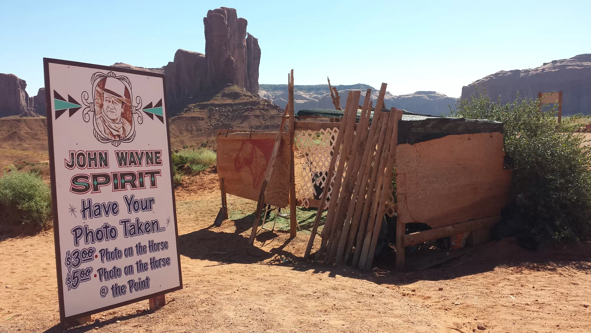 Bord met aanbieding foto maken op een paard in Monument Valley met afbeelding van John Wayne
