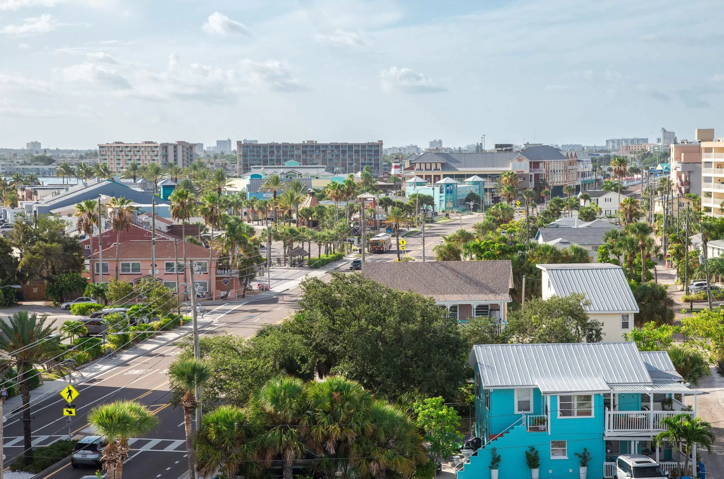 Luchtfoto van centrum Madeira Beach met gekleurde huizen en palmen