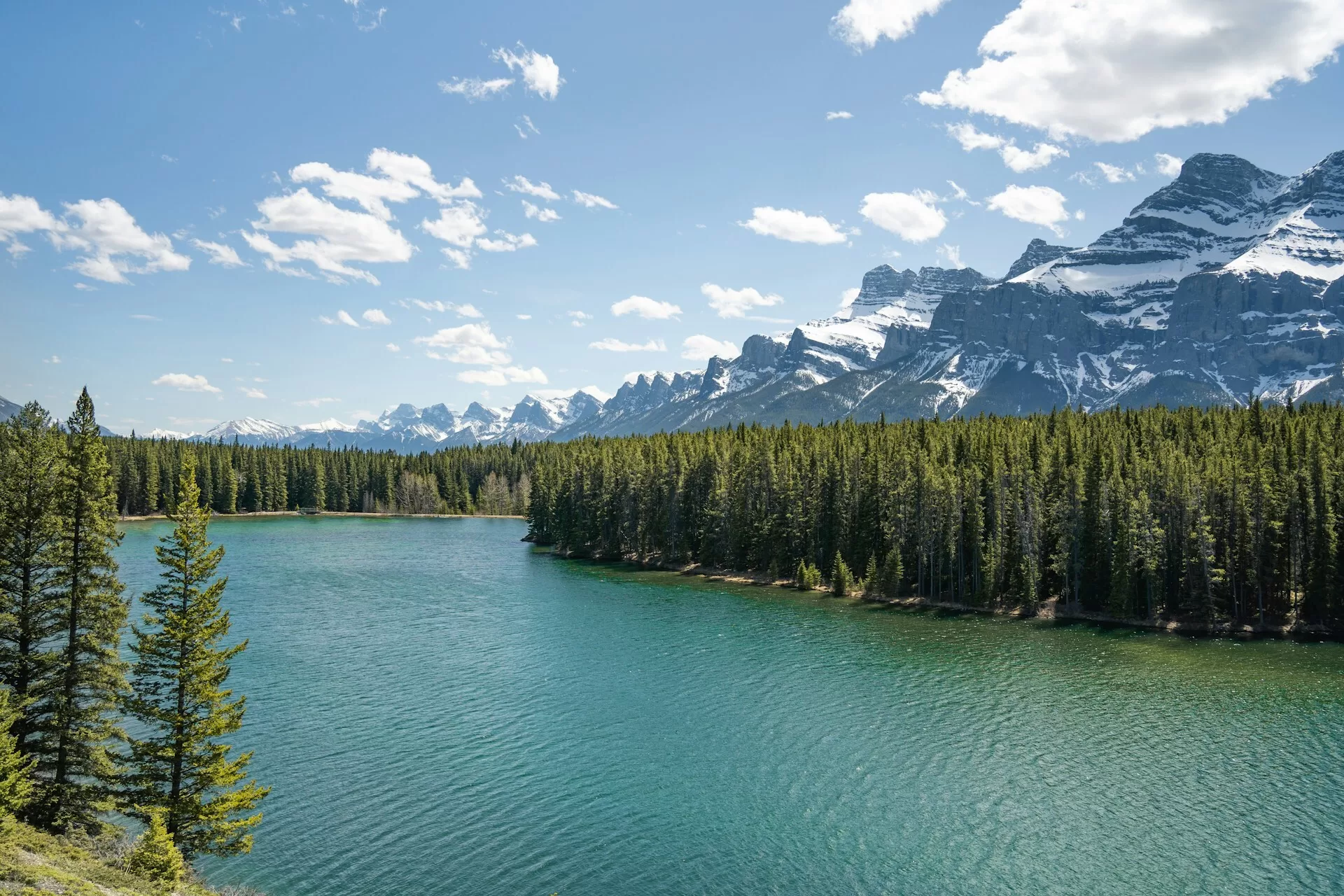 Het Johnson Lake met besneeuwde bergtoppen op de achtergrond in Banff Canada