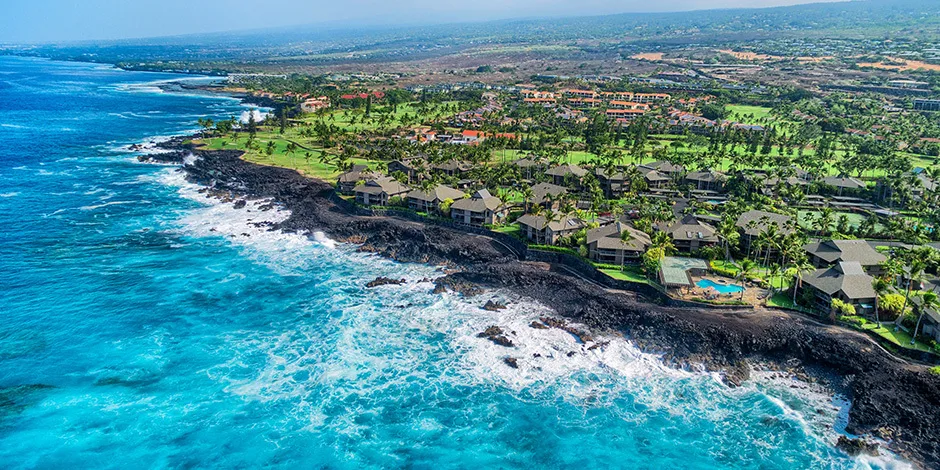 Een luchtfoto van het Kanaloa at Kona by Castle aan zee