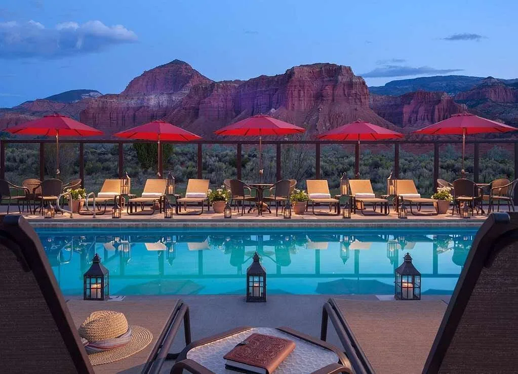 Een buitenzwembad van het Capitol Reef Resort Torrey