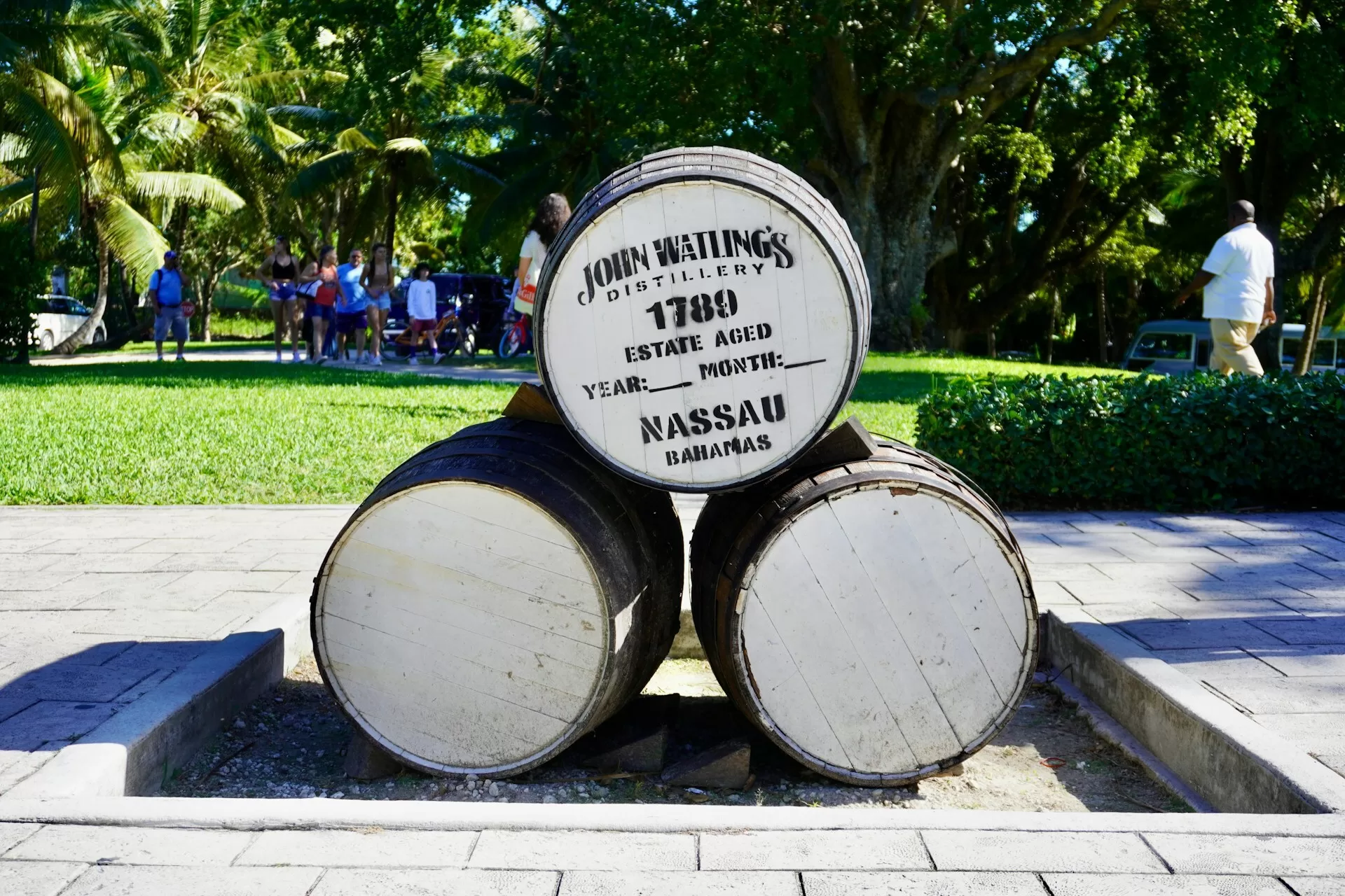 Drie gestapelde rumvaten van John Watling's Rum Distillery in het centrum van Nassau, Bahama's