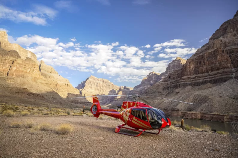 Rode helicopter staat op de grond in de Grand Canyon