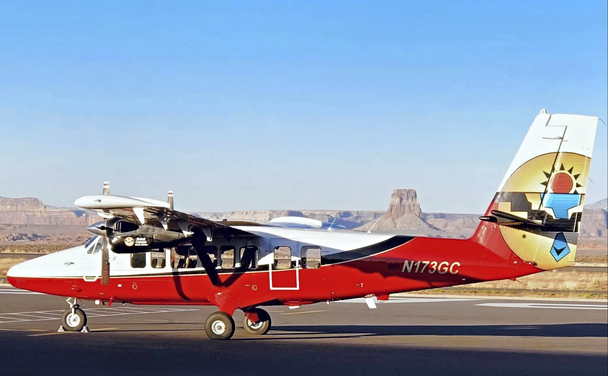 Rood-wit sportvliegtuig op de grond, zijaanzicht, klaar voor vertrek op een heldere dag op het vliegveld