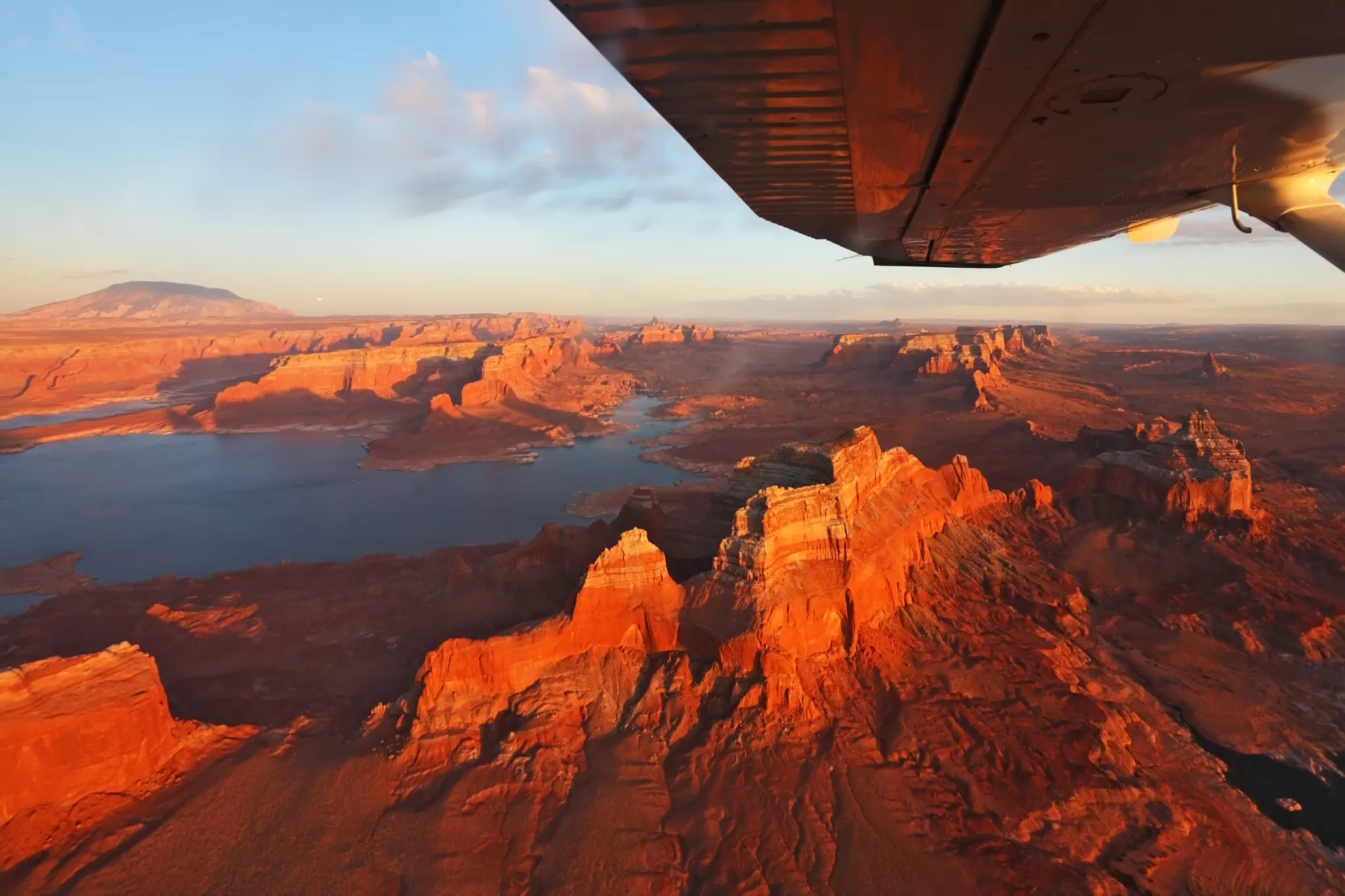 Luchtfoto van Antelope Canyon met vliegtuigvleugel zichtbaar, indrukwekkende rode rotsformaties vanuit de lucht