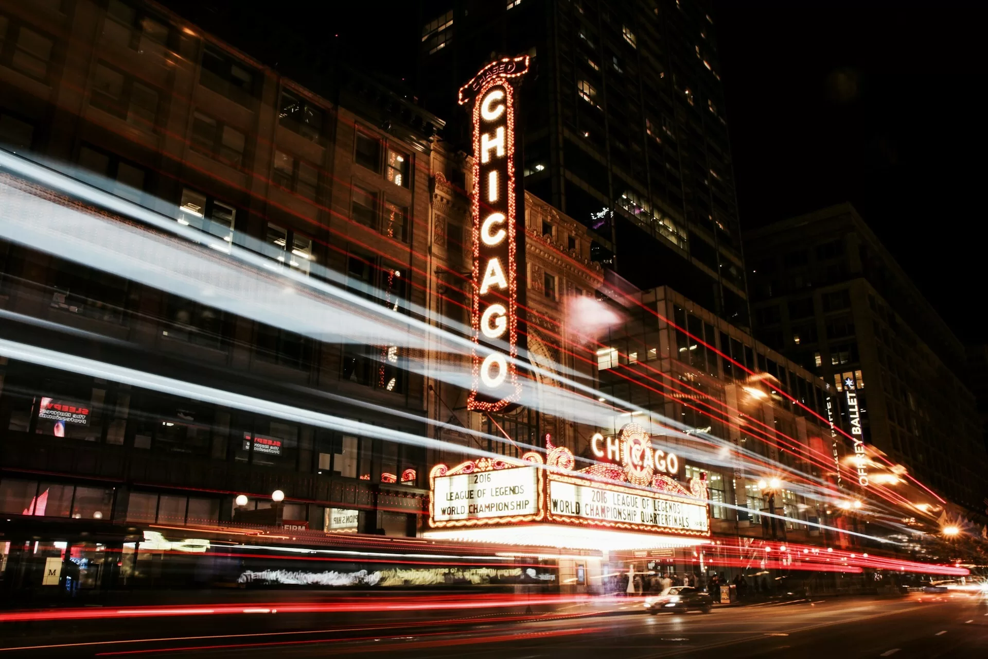 Het beroemde theater van Chicago 's avonds verlicht