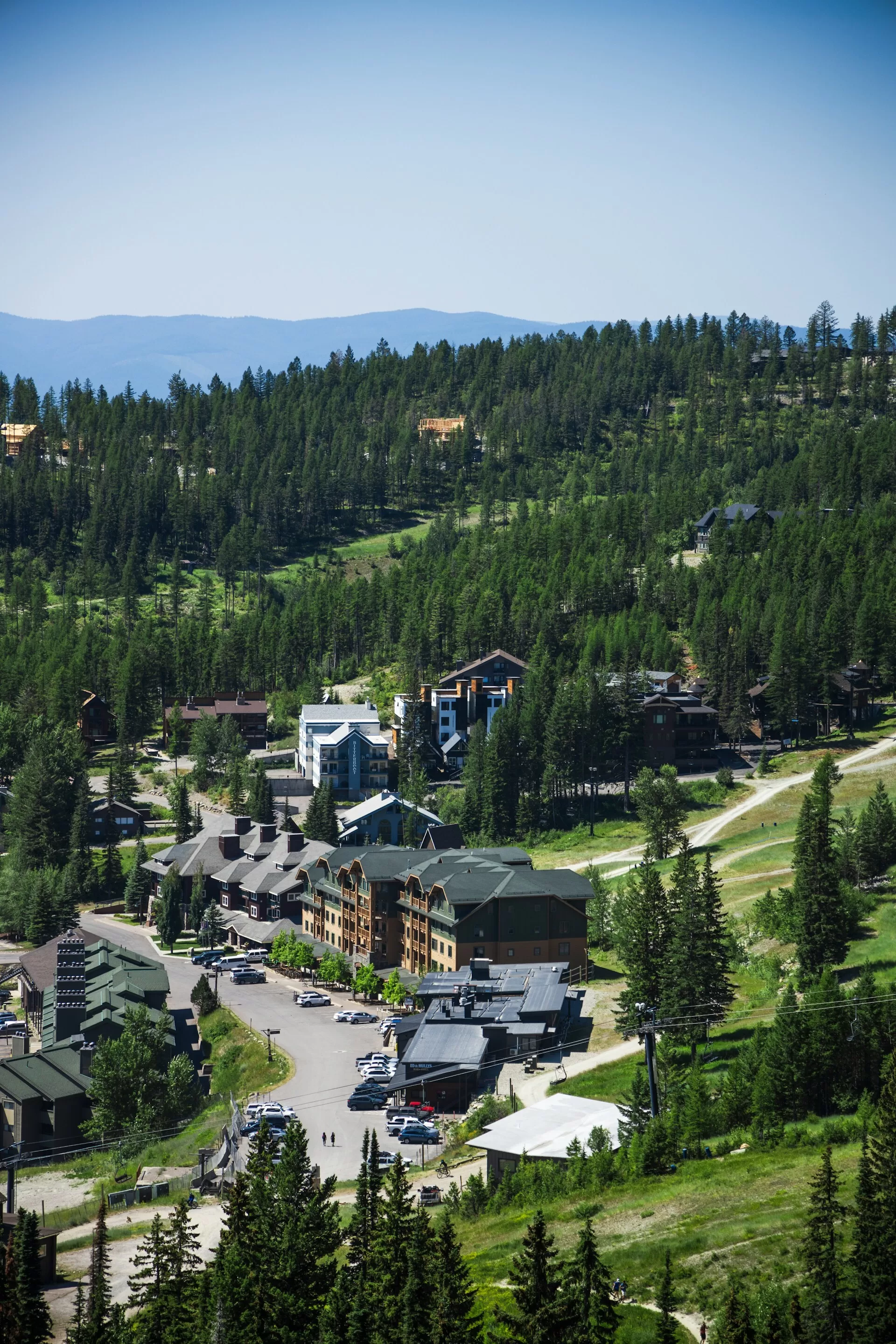 Uitzicht over het stadje Whitefish in Montana