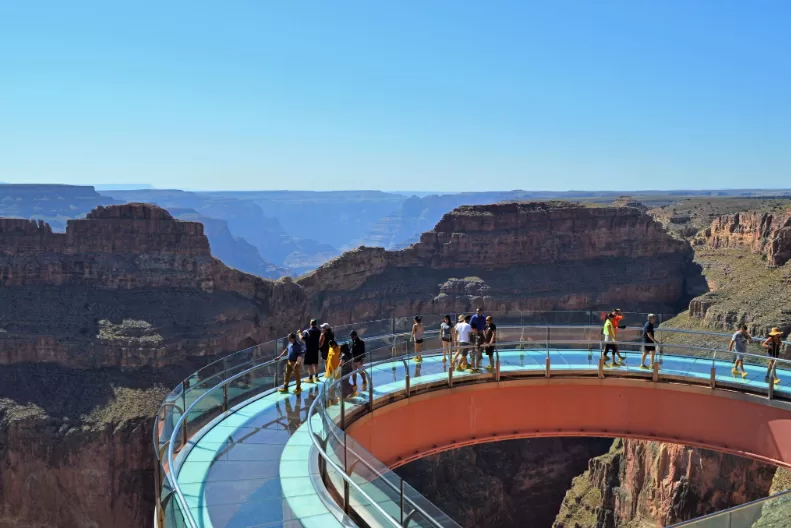 Mensen wandelend over de Skywalk in Grand Canyon NP Arizona USA