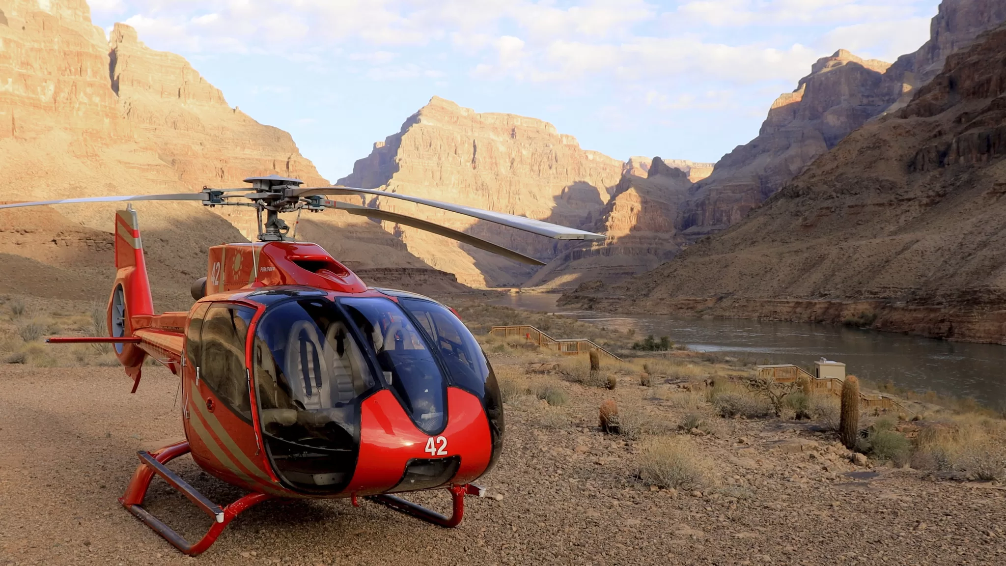 Rode helicopter staat op de grond tijdens de Grand Voyager Rim to River excursie in de Grand Canyon